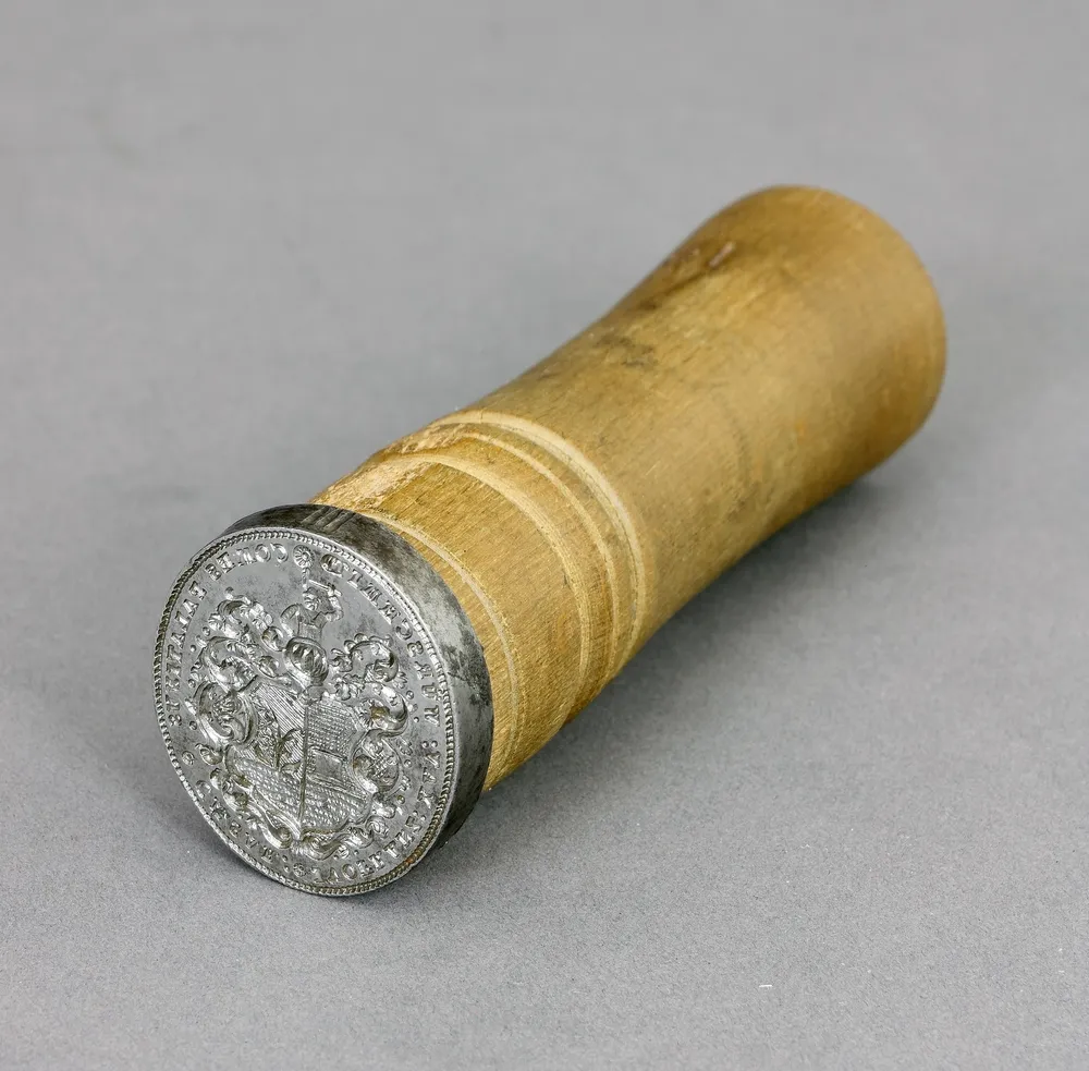 Zegel Hofrath Würmschmitt, Mainz, ijzer, hout, 2e helft 18e eeuw. 3,7 x 3,3 cm. Met inscriptie "Comes Palatinus Caesar