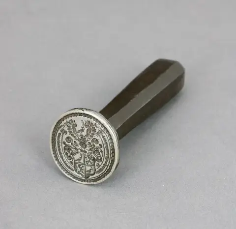 Sceau avec armoiries, fer, 18e s. 3,2 x 3 cm, L 14,2 cm. Armoiries nobles avec lion et oiseau.