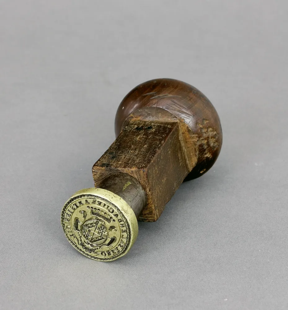 Petschaft Ober Erlenbach, heute Homburg, Messing, Holz, 18. Jh. D 3,1 cm. Mit Inschrift "Ober Erlenbacher Amts Insigl" mit Wappen Grafen…
