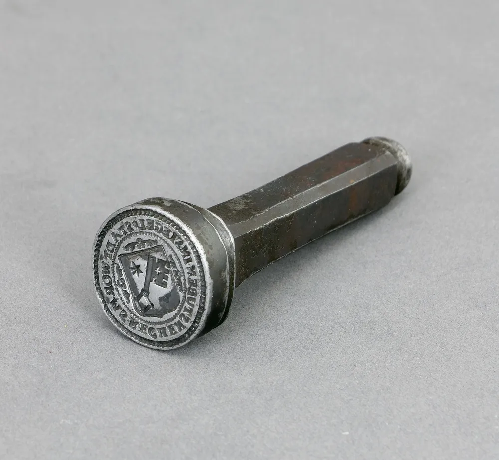 Zegel stad Worms, ijzer, 17e eeuw. D 2,8 cm. Met inscriptie "Stadt Worms Rechenstuben Insiegel" en stadswapen.