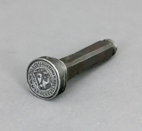 Cachet ville de Worms, fer, 17e s. D 2,8 cm. Inscription "Stadt Worms Rechenstuben Insiegel" et armoiries.