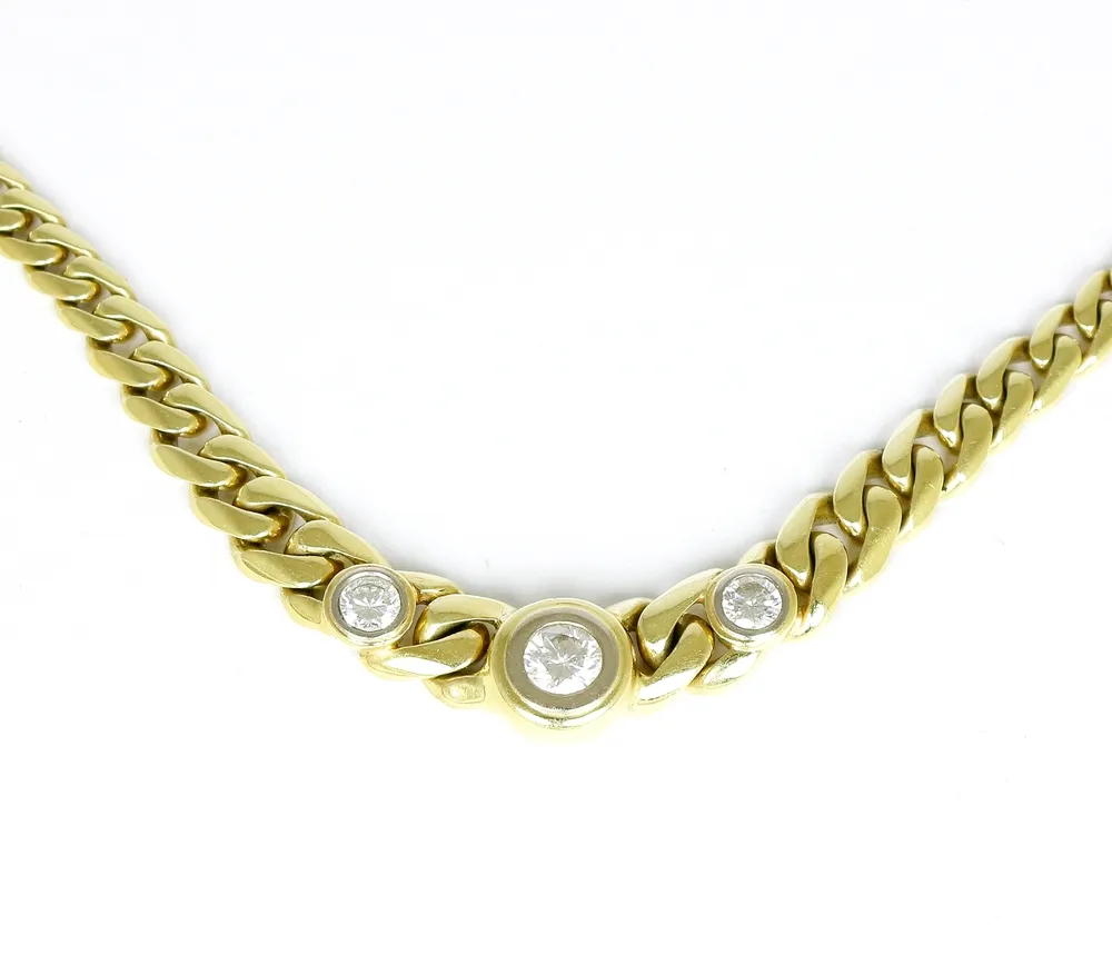 Necklace, 750 yellow gold. Tapered link chain set with three brilliant-cut diamonds 1 x approx. 0.40 ct and 2 x 0.22 ct. Wesselton, without visible inclusions.