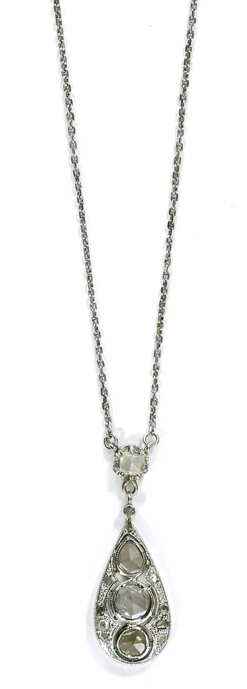 Collier, or blanc 750 avec pendentif en forme de goutte avec trois diamants taille triangle d'un total d'env. 1,00 ct. L.: 2 x 25 cm. Chaîne probablement en platine.