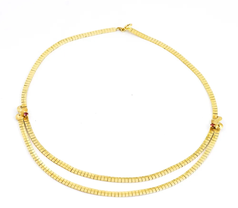 Collier, or jaune 750 avec deux petits rubis, longueur env. 42,5 cm. Poids 32,79 g.