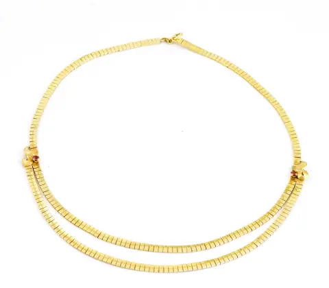 Collier, or jaune 750 avec deux petits rubis, longueur env. 42,5 cm. Poids 32,79 g.