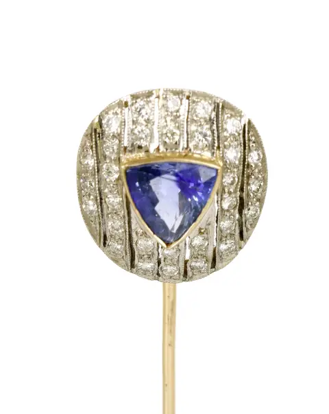 Épingle à cravate, or jaune 750 avec saphir taillé entouré de petits diamants taillés style pavé