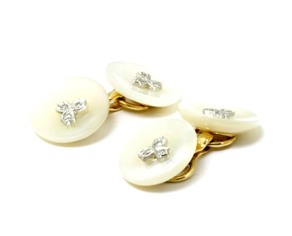 Boutons de manchette, monture or jaune 750 avec disques de nacre, paire avec trois petits diamants taille huit pans