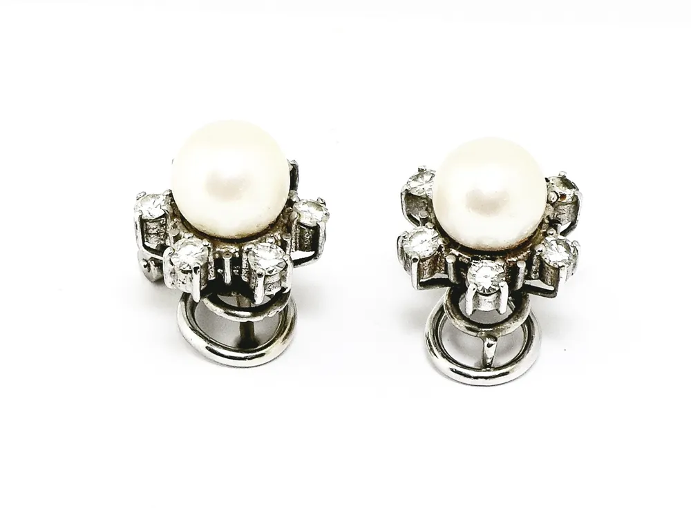 Puces d'oreilles, or blanc 750 avec clip, une paire, perle centrale blanche D. : 7,8 mm, entourée de six petits diamants taille brillant d'env. 0,05 ct chacun.