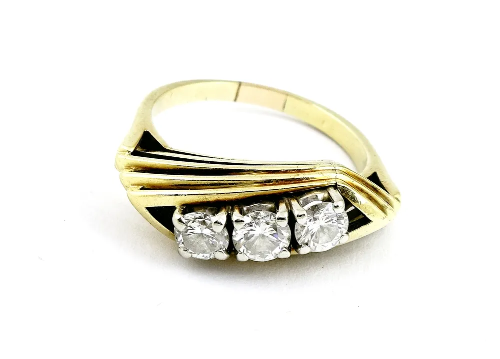 Bague, or jaune 585, avec trois diamants taille brillant totalisant env. 0,75 ct. Taille 54. Poids brut env. 5,5 g.
