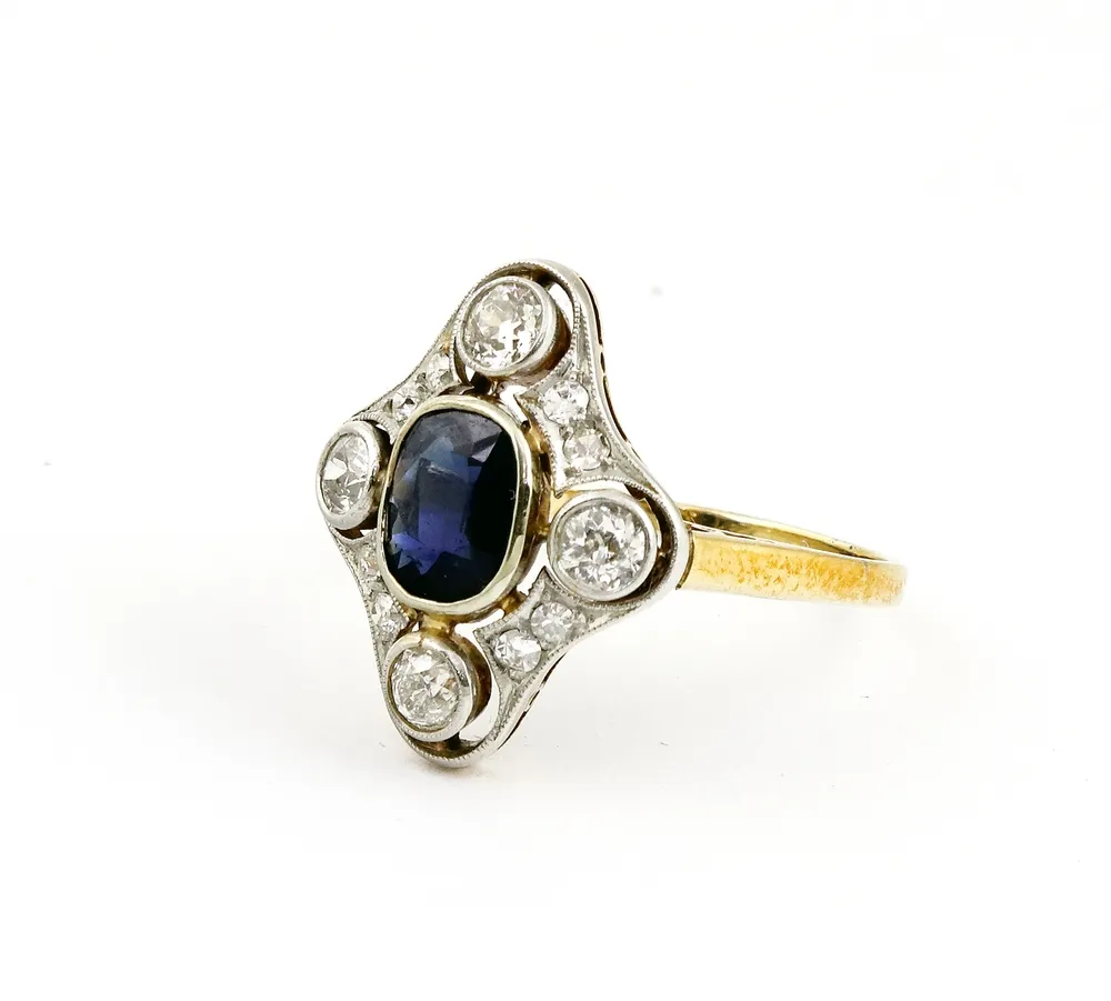 Bague, or jaune 585 avec quatre diamants taille ancienne de 0,10 ct chacun et un saphir bleu taille émeraude