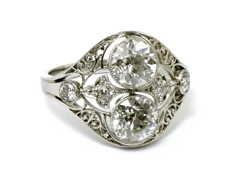 Bague, or blanc 585 avec deux diamants solitaires taille ancienne d'env. 1,5 ct chacun, Wesselton, VS1 et VS2 entourés de quatre petits diamants