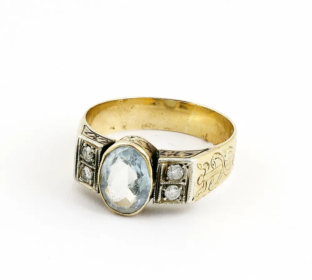 Ring, 585 witgoud met aquamarijn en vier diamanten, ca. 0,15 ct. Amerika, jaren 1930