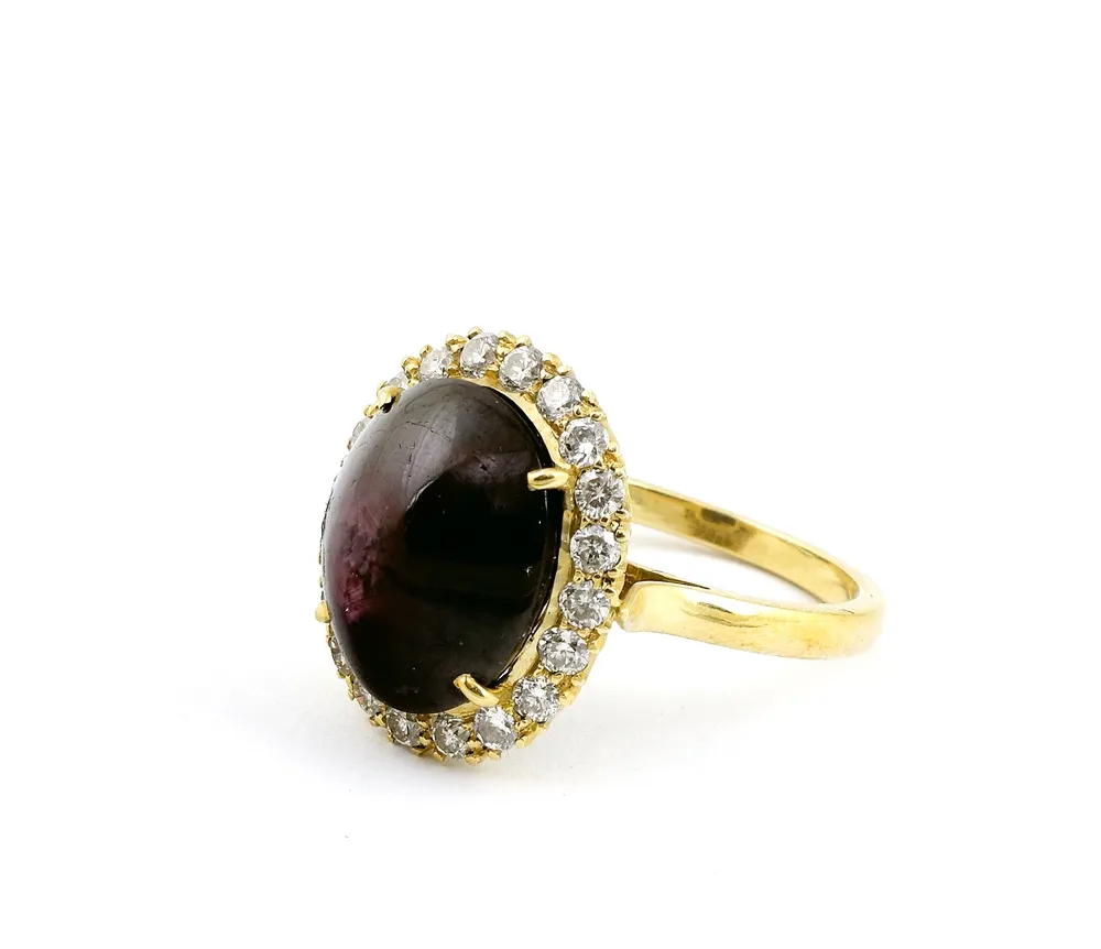 Bague, or jaune 750 avec améthyste - cabochon entourée de petits diamants taillés