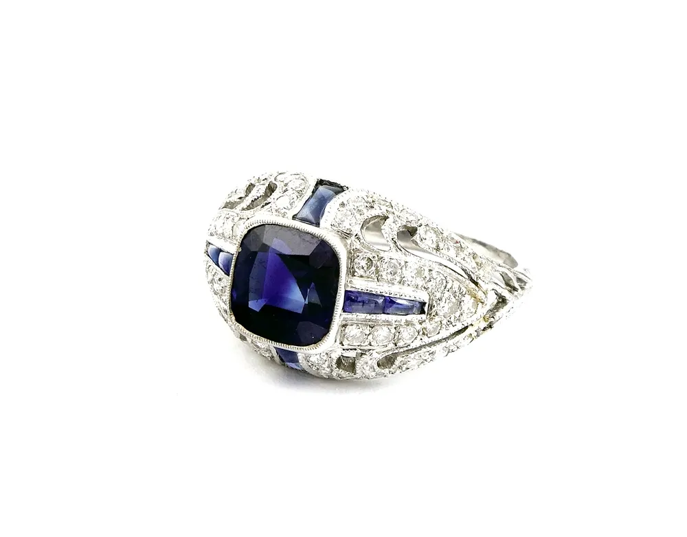 Bague, or blanc 750, Art Deco avec saphir bleu ? taille princesse 52. Poids brut 4,08 g.