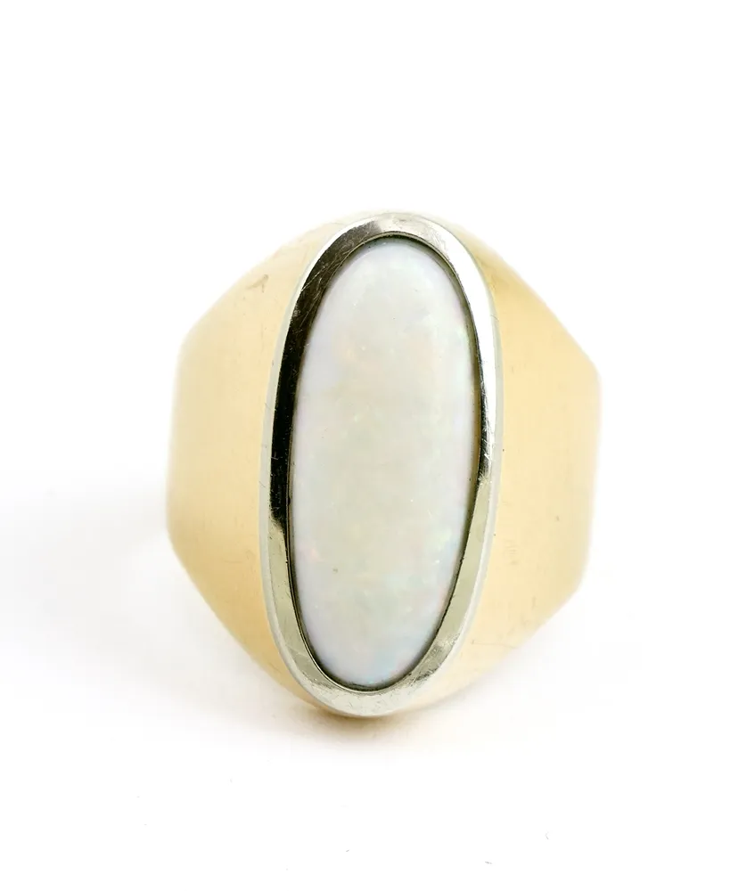 Ring mit weißem Opal, 750 GG. Längs ovale Form, ca. 18 x 7 mm. Breite Fassung/Ringschiene