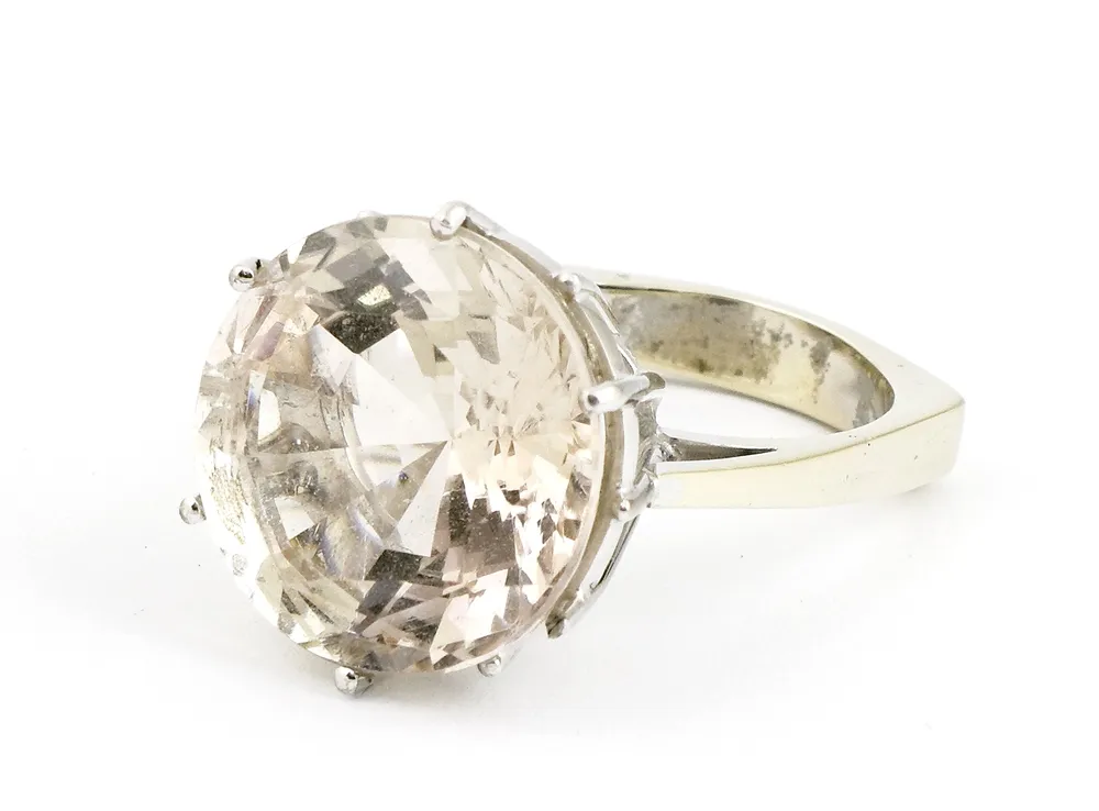 Ring with white topaz, 750 white gold. Ring size 55, gross weight 9.43 g. According to enclosed certificate, fine topaz, first quality, 16.61 carats.