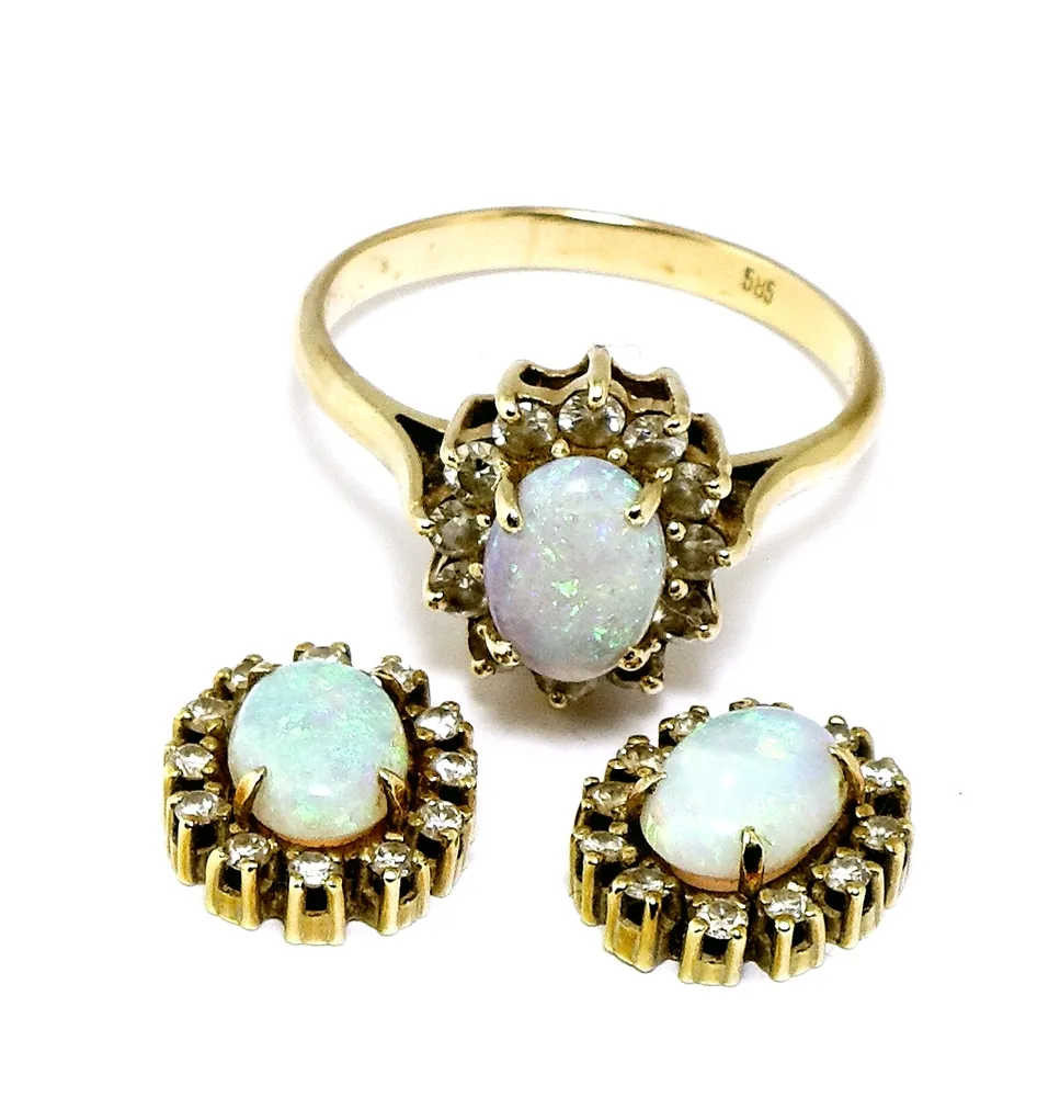 Set, Ring und ein Paar Ohrstecker, 585er GG. mit Feueropal - Cabochon eingefasst mit kleinen geschliffenen Diamanten