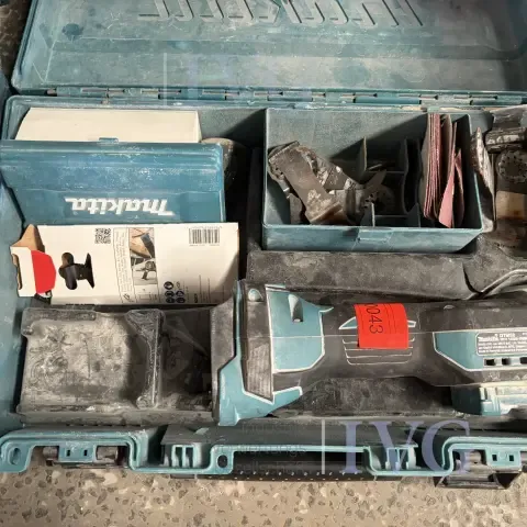 MAKITA DTM52 cordless multi-tool
