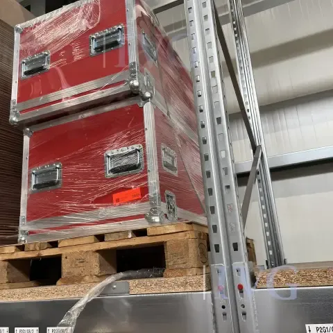 Pallet with 2 transport cases (red)