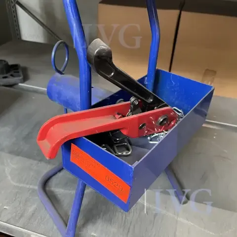 Plastic band strapping tool