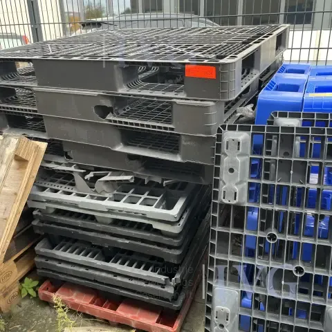 Lot of plastic pallets