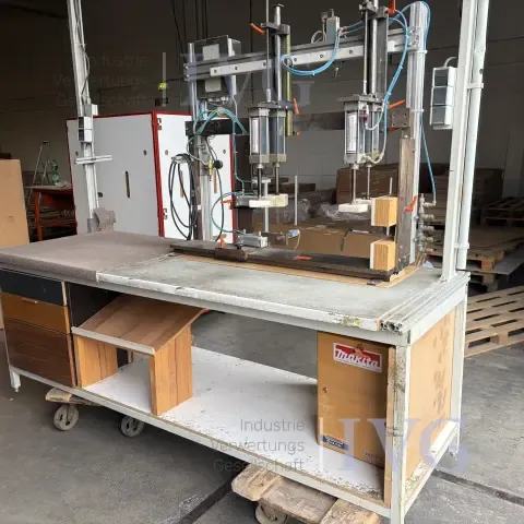 Assembly workbench with pressing device