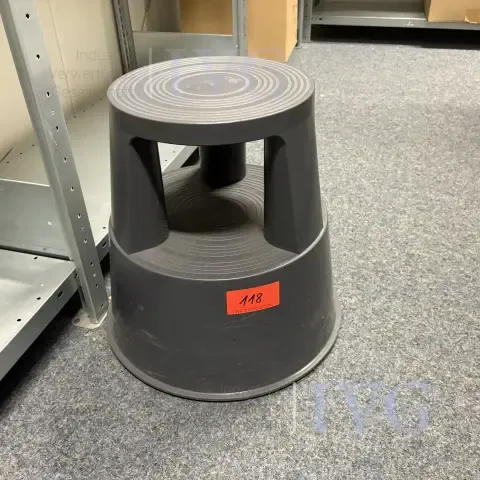 Rolling step stool