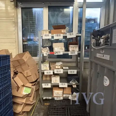 Steel boltless shelving