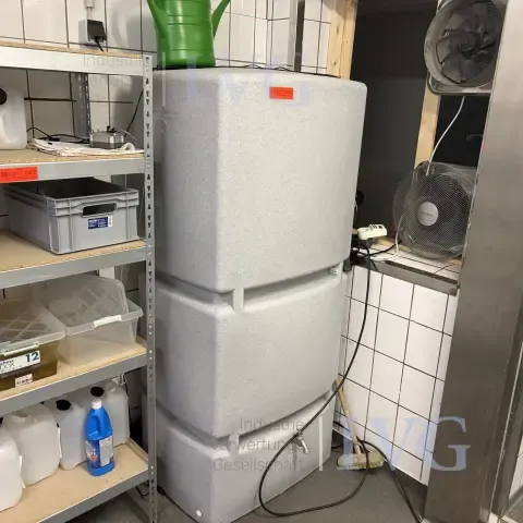 Réservoir d'eau en plastique