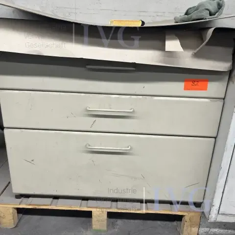 Armoire à tiroirs en bois