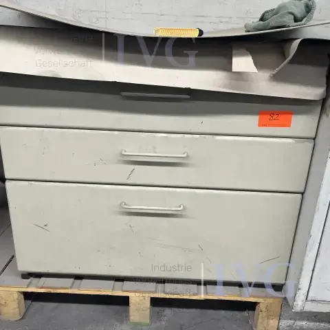 Armoire à tiroirs en bois
