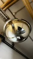 1 miroir hémisphérique, monté au plafond
