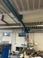 1 rail de guidage, monté au mur et au plafond avec palan à chaîne électrique Abus, capacité 1 t