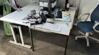 1 pos meubilair bestaande uit stelling, 2 bureaus, 2 draaistoelen met armleuningen en rolcontainer