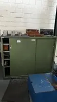 1 metalen kast met schuifdeuren