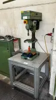 1 perceuse à colonne Solid avec support sous table
