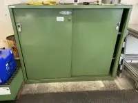 1 metalen kast met schuifdeuren