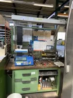 1 établi avec éclairage et mur d'outils