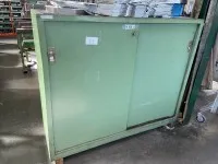 1 metalen kast met schuifdeuren