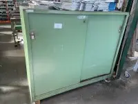 1 metalen kast met schuifdeuren