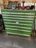 1 armoire à tiroirs métallique, 8 tiroirs