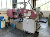 1 scie à ruban automatique Behringer HBP430, année 1999 avec convoyeur à rouleaux, env. 1,5 m