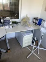 1 lot de mobilier de bureau composé de 5 bureaux,