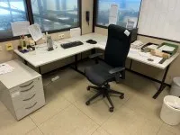 1 lot de mobilier de bureau composé de