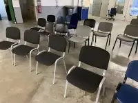1 partij meubilair bestaande uit 29 bezoekersstoelen, 6 draaistoelen, 2 trapeziumtafels, enz.