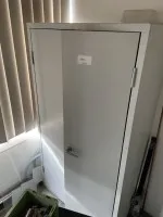 1 kovová spisová skříň