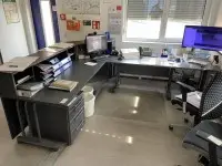 1 recepční pult, cca 2 m široký se zadním stolem