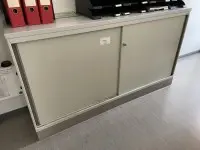 1 kovová skříň s posuvnými dveřmi