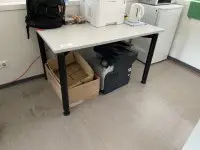 1 psací stůl