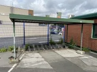 1 abri à vélos avec 2 supports à vélos